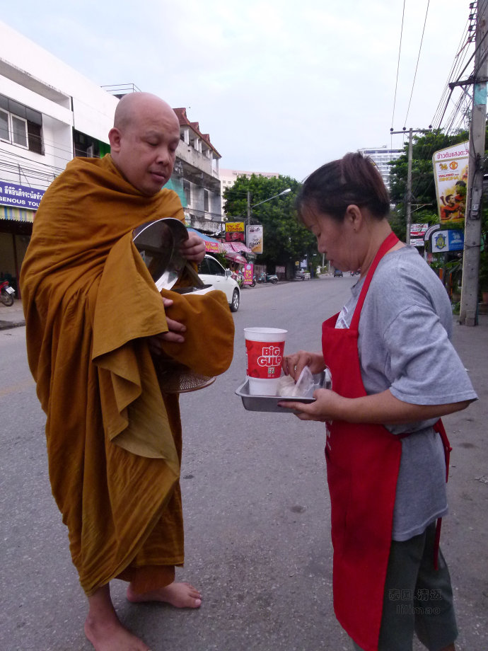 实拍清迈街头僧侣化缘